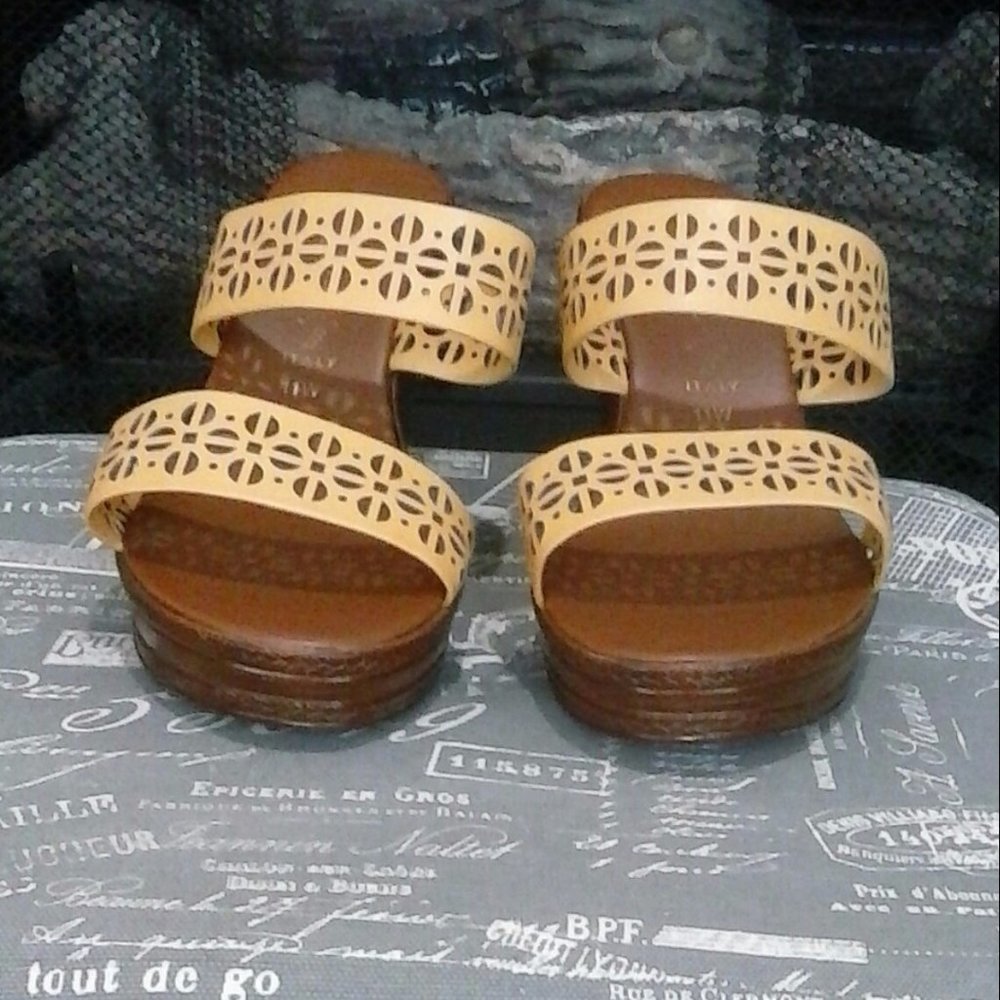 Italian Shoemakers Sandals - Picture 2 of 4